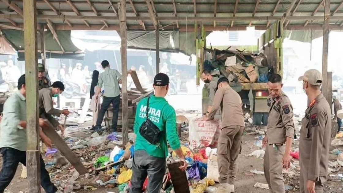 50 Lapak di Depan Pasar Pelita Hilir Dibongkar, Pedagang Dipindahkan Sementara
