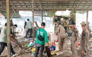 50 Lapak di Depan Pasar Pelita Hilir Dibongkar, Pedagang Dipindahkan Sementara